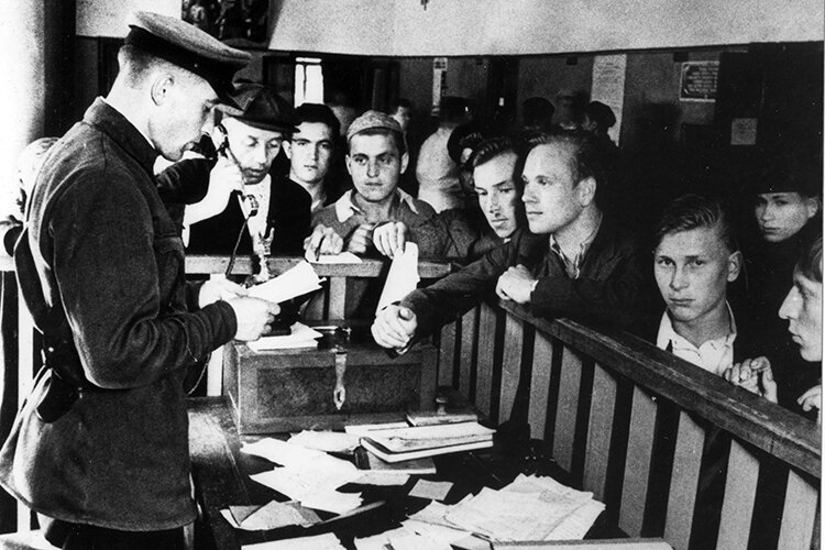 «Вообще, войну с нацистской Германией, на мой взгляд, выиграл 30-летний советский крестьянин, который пришел на фронт с 3–7 классами образования, выполнял задачи своего командира как мог, потом вернулся домой и умер где-то в районе 1960-х годов». Фото: Russian Look / www.globallookpress.com