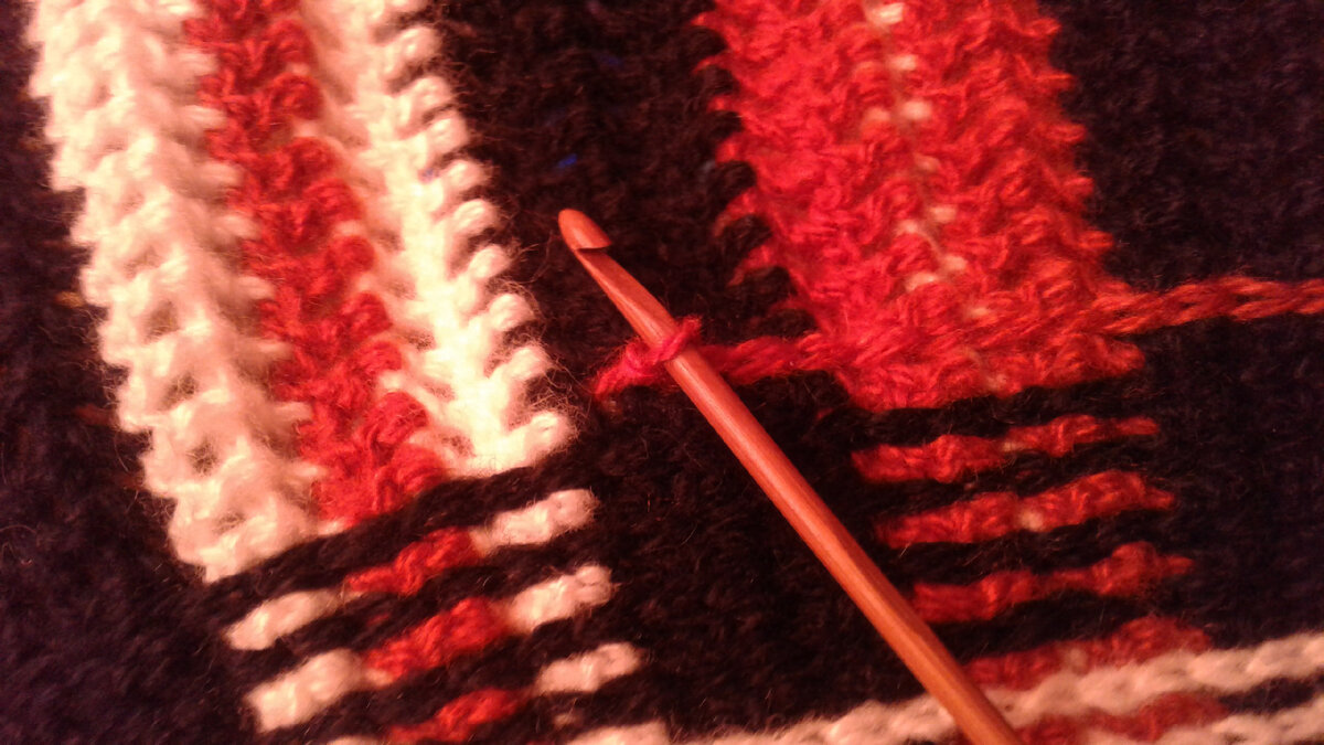 Для своего пальто я выбрала чёрный, белый и кирпичный цвета. Но по этому фото не скажешь...