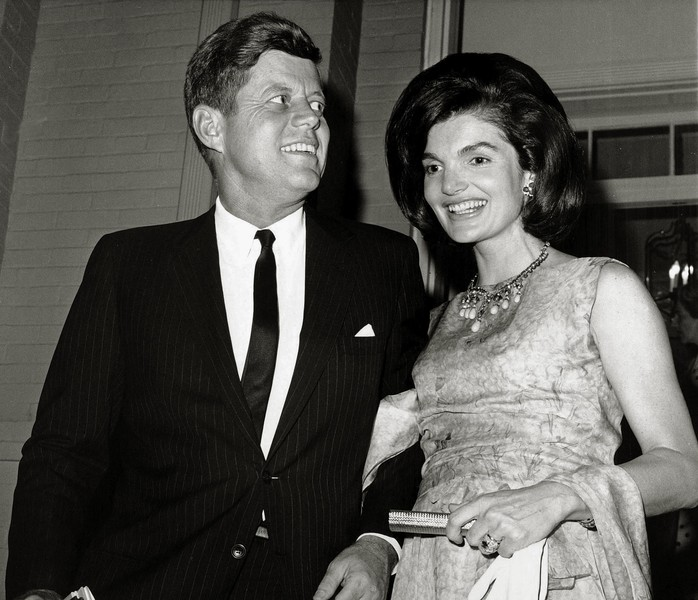 Представители пары женщина-лев - мужчина-близнецы - Жаклин и Джон Кеннеди.