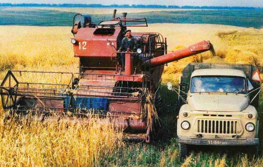 🚩 Страницы истории СССР: 60 лет самоходному комбайну СК-4 Ростсельмаша ...