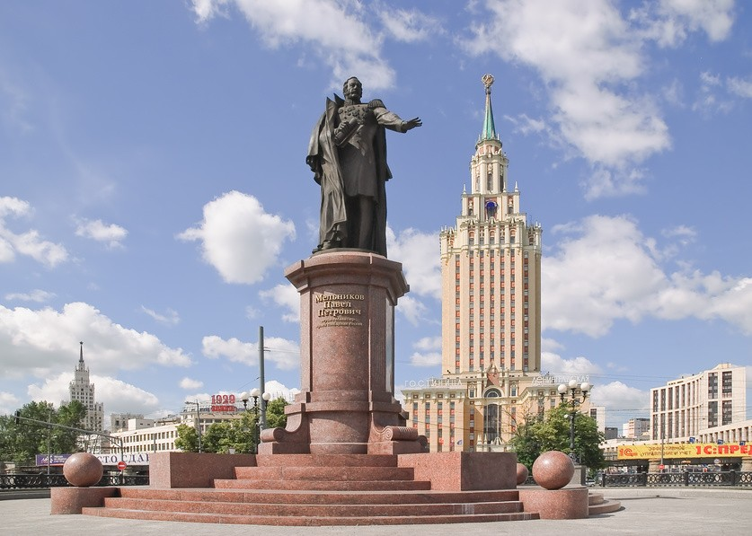 Современные памятники в москве. Памятник Мельникову на Комсомольской площади в Москве. Площадь трех вокзалов памятник Мельникову. Памятник Павлу Мельникову Комсомольская площадь.