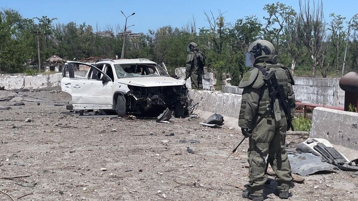    Саперы Международного противоминного центра Вооруженных сил России проводят разминирование окрестностей "Азовстали"© РИА Новости / Андрей Коц