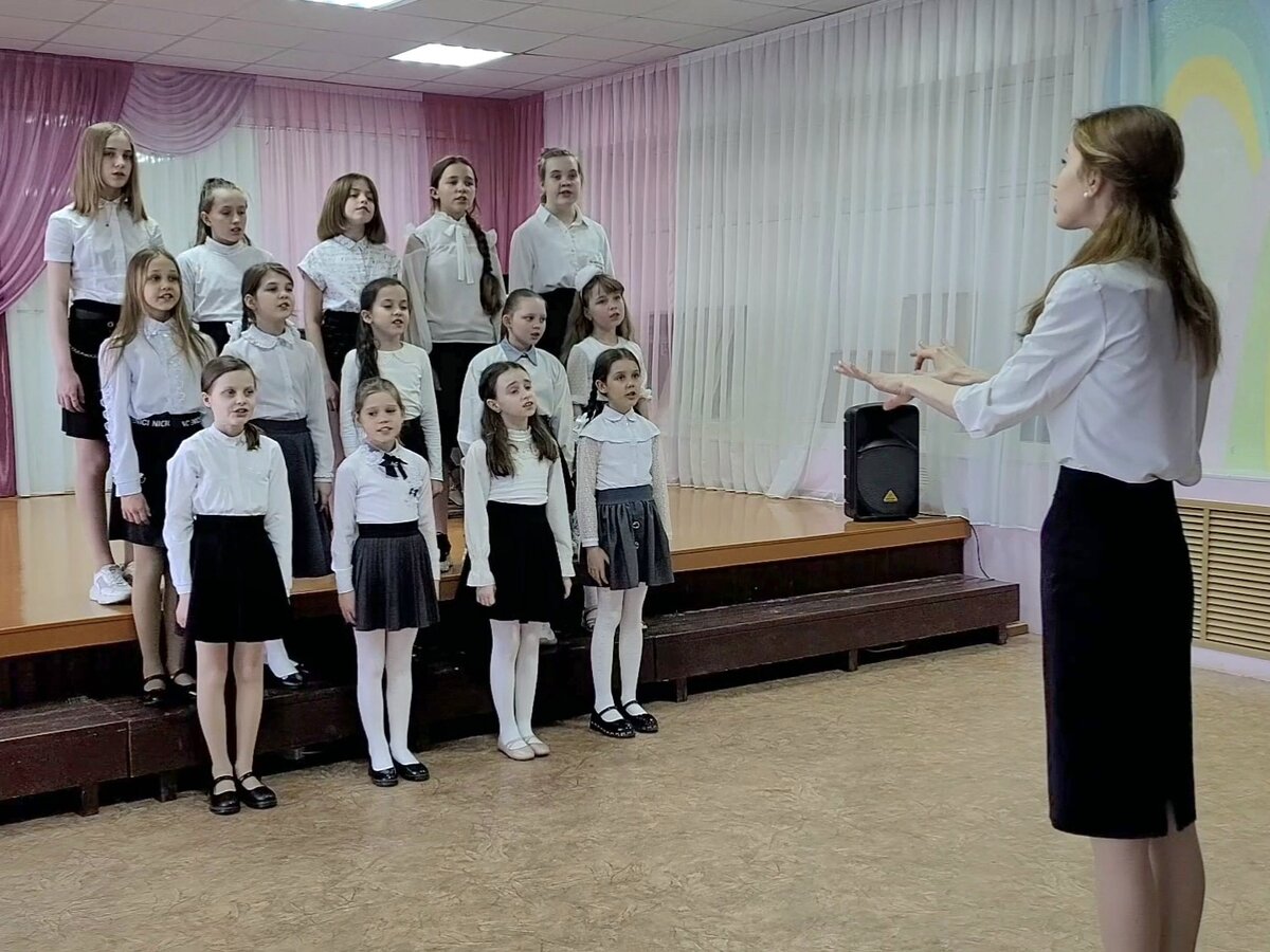 Средний хор "Звонкие голоса" (хормейстер - Филаретова А.В.)