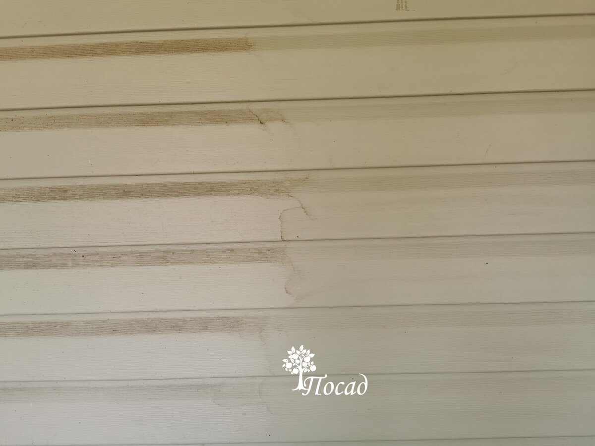 Сайдинг Миттен, которому уже 10 лет. Слева - не мытый, справа - помытый. Моем примерно раз в год.