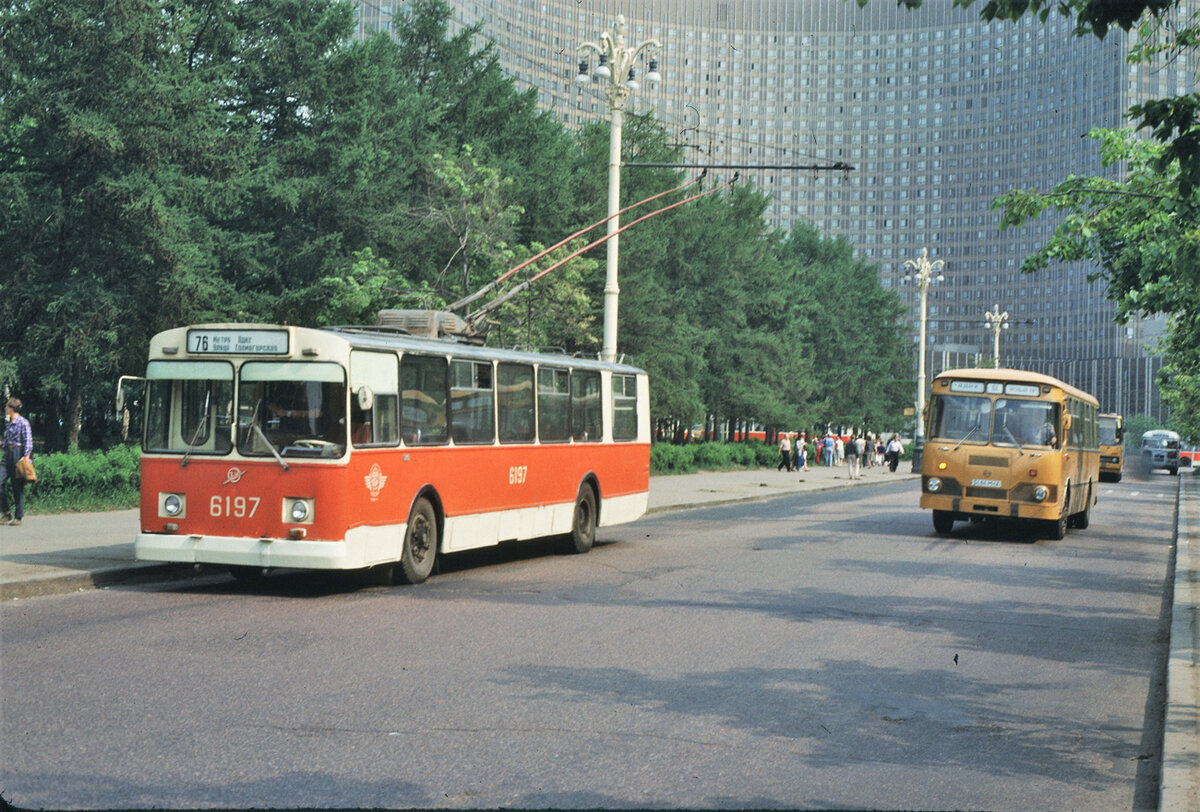Троллейбус ЗиУ-9, следующий по маршруту №76 (до Холмогорской улицы), около ВДНХ, 1989. Фото отсюда: https://transphoto.org