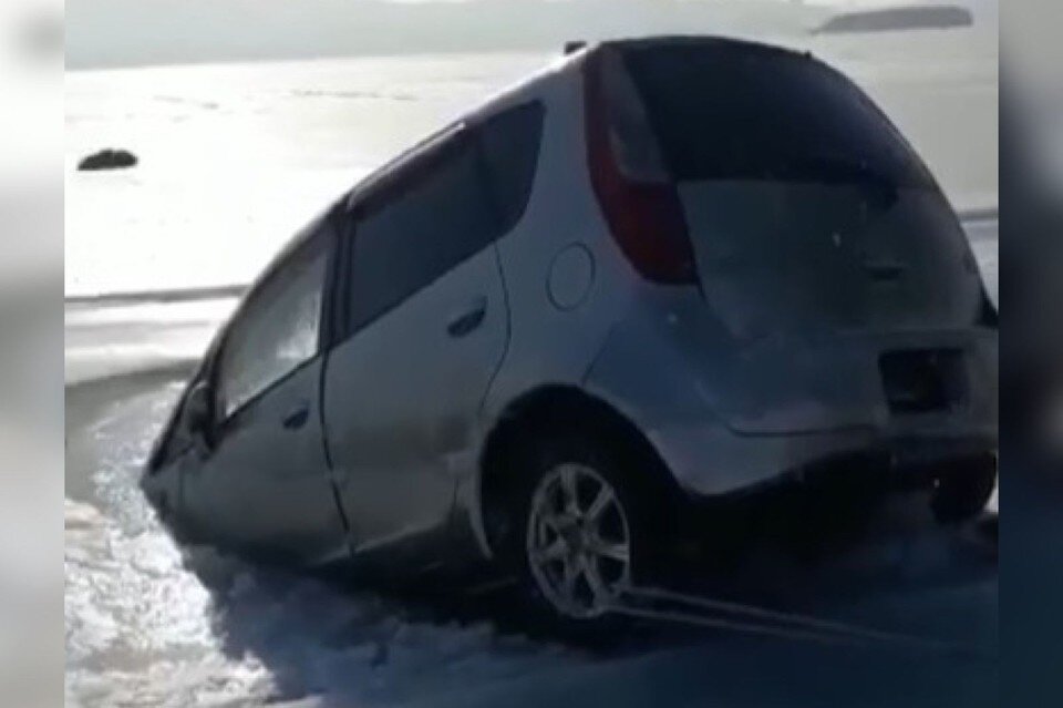     Утопленный во Владивостоке автомобиль.  Скриншот с видео