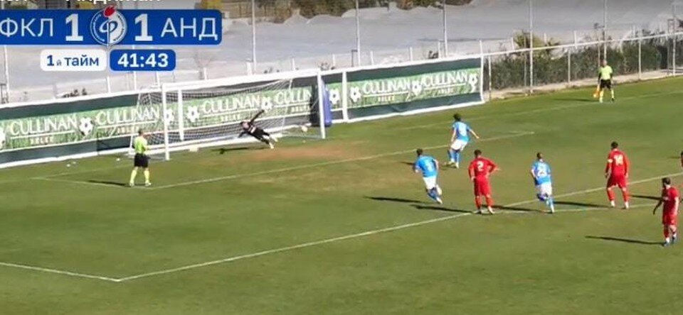     Матвей Ивахнов забивает второй гол, оказавшийся победным.  кадр с видео