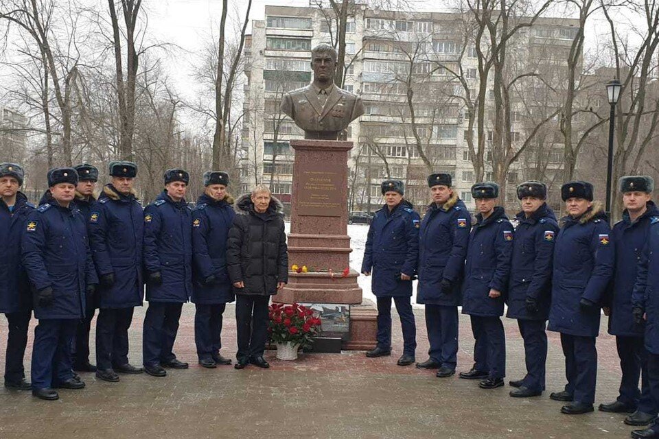     Николай Филипов (первый слева возле монумента) рядом с памятником своему сыну.  из архива Маргариты Филиповой.