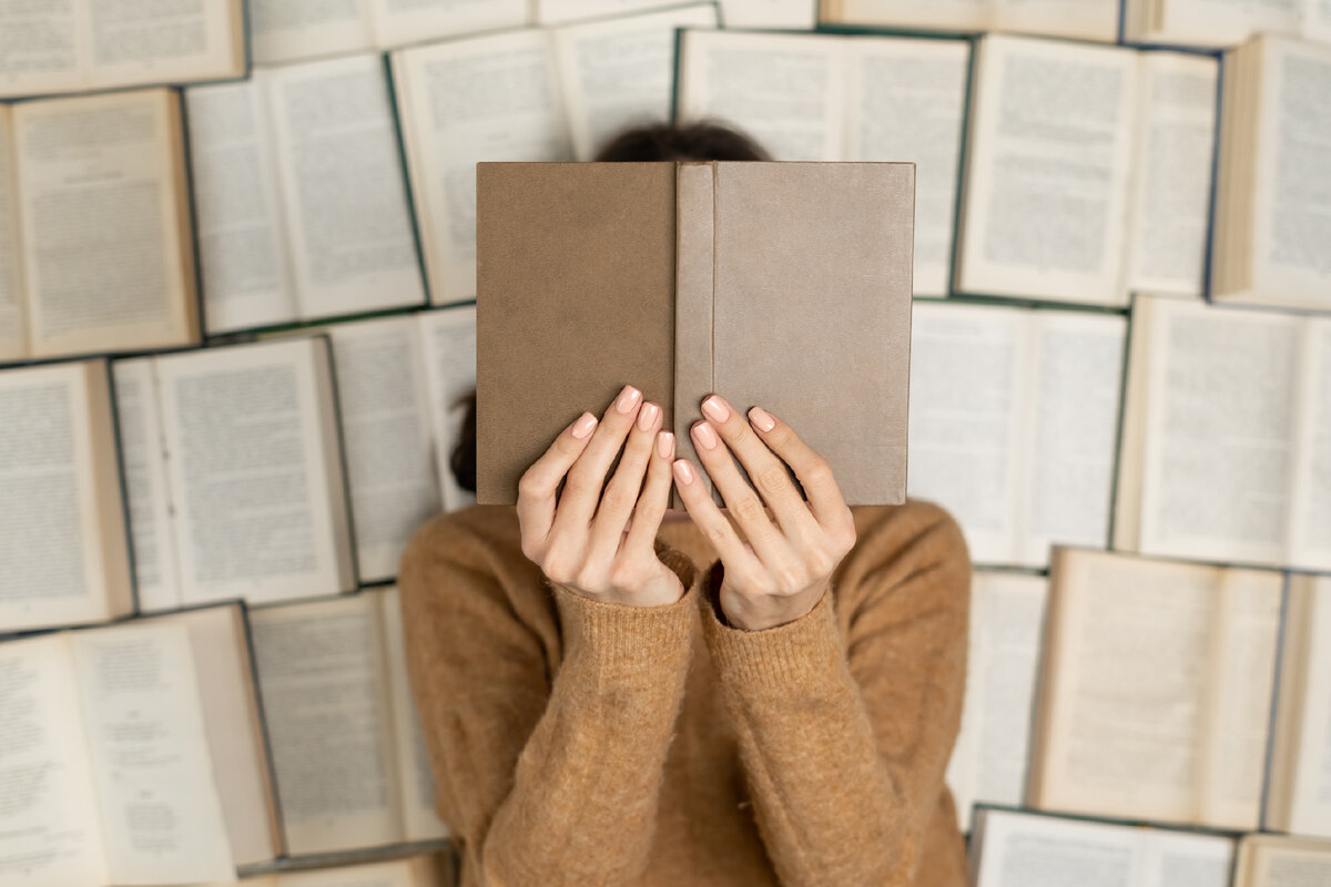 источник фото: <a href="https://ru.freepik.com/free-photo/top-view-a-girl-in-a-cozy-soft-sweater-lies-on-open-books_23359583.htm#query=%D0%BA%D0%BD%D0%B8%D0%B3%D0%B0&position=19&from_view=search&track=sph">Изображение от kroshka__nastya</a> на Freepik