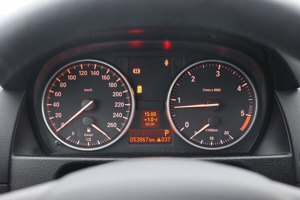 Допустим, вам удалось отхватить самый настоящий полноприводный BMW X1 2012 года с пробегом всего 54 000 километров, притом после первого и единственного владельца! Радоваться или так себе?-2-3
