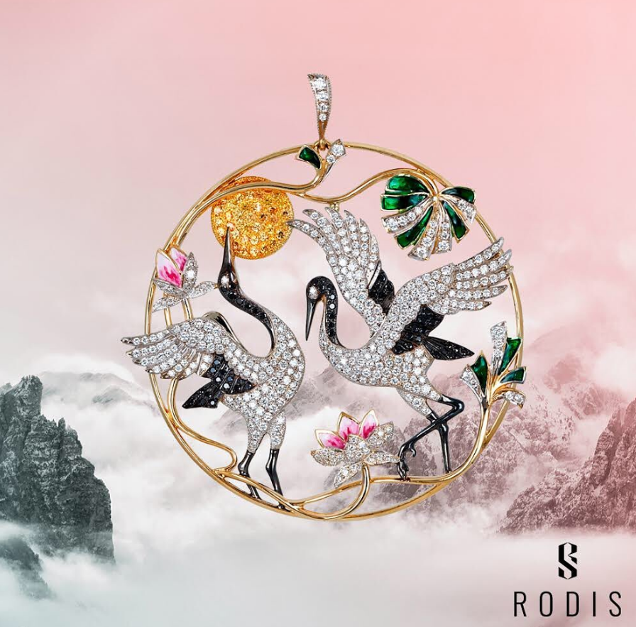 Подвеска "Журавли" станет идеальным украшением для лета. Россыпь из нескольких сотен бриллиантов изящно переливается в солнечных лучах, а желтый сапфир добавляет украшению изысканный шарм.