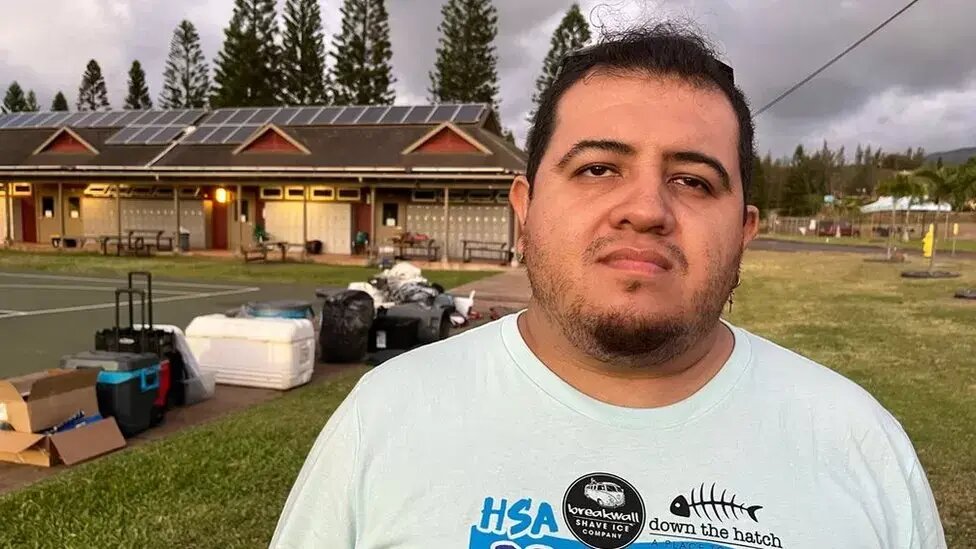 Многие из тех, кто помогал, например 36-летний Серхио Мартинес, также пострадали от пожара. 
"Я боролся за свою жизнь с моим четырехлетним мальчиком на руках в воде в течение восьми часов", - рассказывает он мне.

"Был момент в моей голове, когда я думал, что это все, знаете ли, но мой мальчик помогал мне выжить".

Серхио все еще пытается, как и многие другие, осмыслить то, что он увидел той ночью. У него тот же вопрос, что и у Эмили.

-Где же помощь? - спросил я. спрашивает он. "Мы ждем этого, и нам это очень нужно".

Проезжая через зону бедствия с одним из волонтеров-спасателей, мы впервые видим солдат в форме, помогающих охранять некоторые контрольно-пропускные пункты. Возможно, это признак того, что национальная помощь сейчас начинает поступать.

В любом случае, волонтеры уверены, что их помощь понадобится в течение некоторого времени.

"Из-за того, что связь была отключена в течение стольких дней, мы не смогли скоординировать все необходимые им поставки", - говорит Кристи Ригглсворт, исполнительный директор