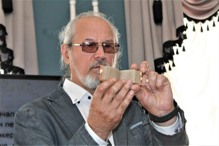    Оренбургу подарили самый миниатюрный экземпляр книги «Капитанская дочка» Андрей Севостьянов