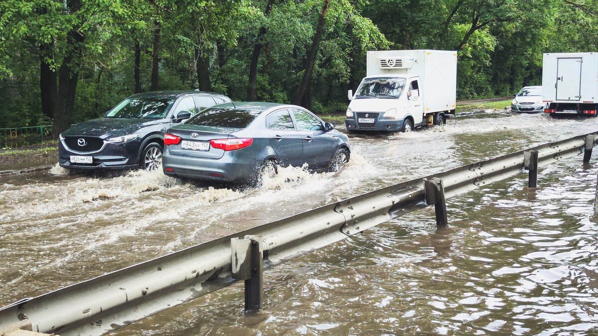     Дорожники убрали блок, сдерживающий воду на дороге в районе Седанки во Владивостоке. Мэр Константин Шестаков отметил, что дорожное движение восстановилось по всем направлениям.