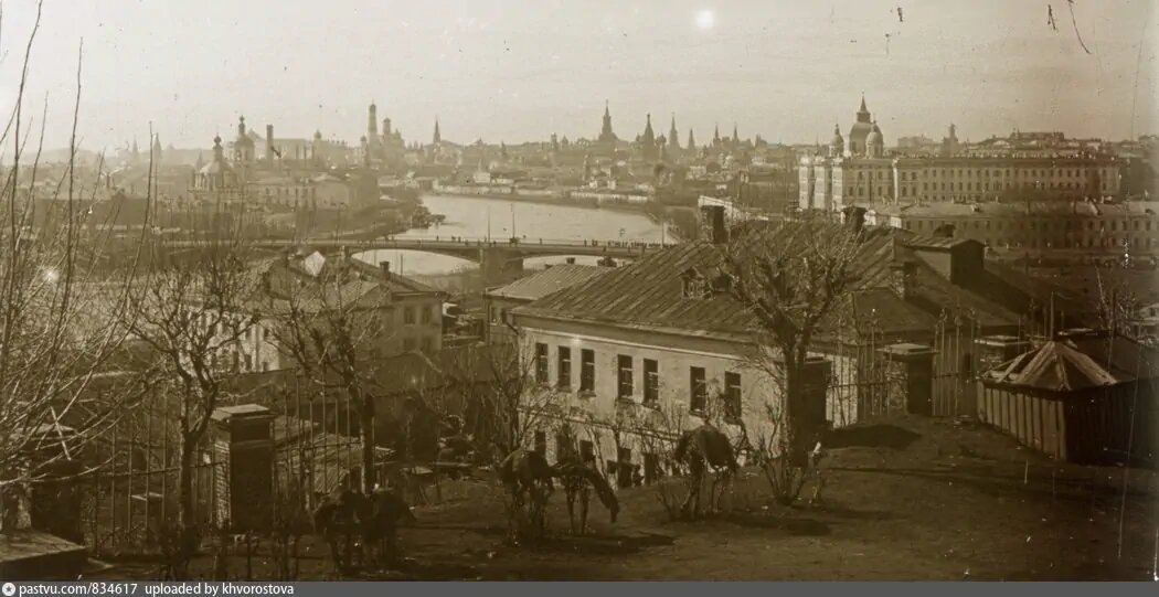 Вид на Кремль со стороны Швивой горки 1898 – 1906 г. Источник https://pastvu.com/p/834617.