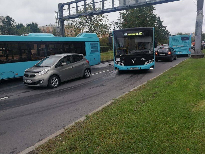    Автобус объезжает пробку после массового ДТП на бульваре Новаторов. Автор фото: t.me/Megapolisonline