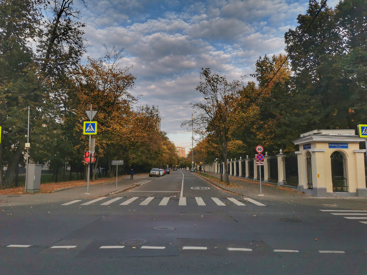 Вид на Пехотный переулок со стороны улицы Академика Курчатова. 