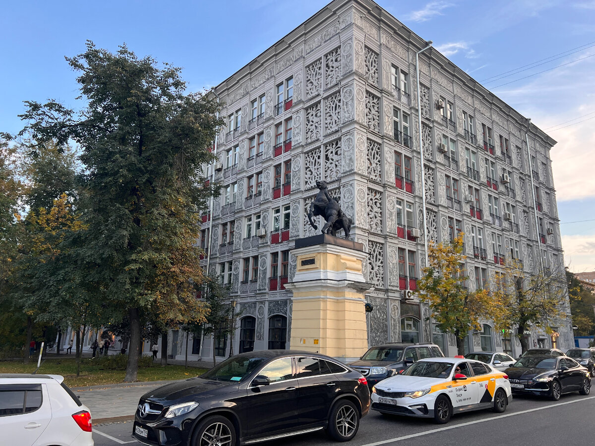 Конь и дом. С фасада сложно снять, так как всё загорожено высокими деревьями. Фото моё 23.09.2023