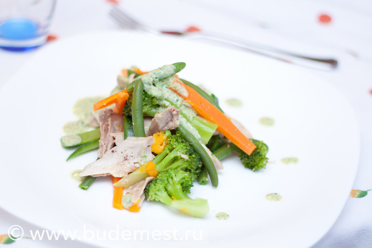 Теплый салат с куриной грудкой и овощами-гриль