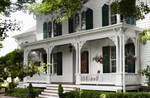  Входная группа оформлена террасой: лестница, площадка, перила, козырек