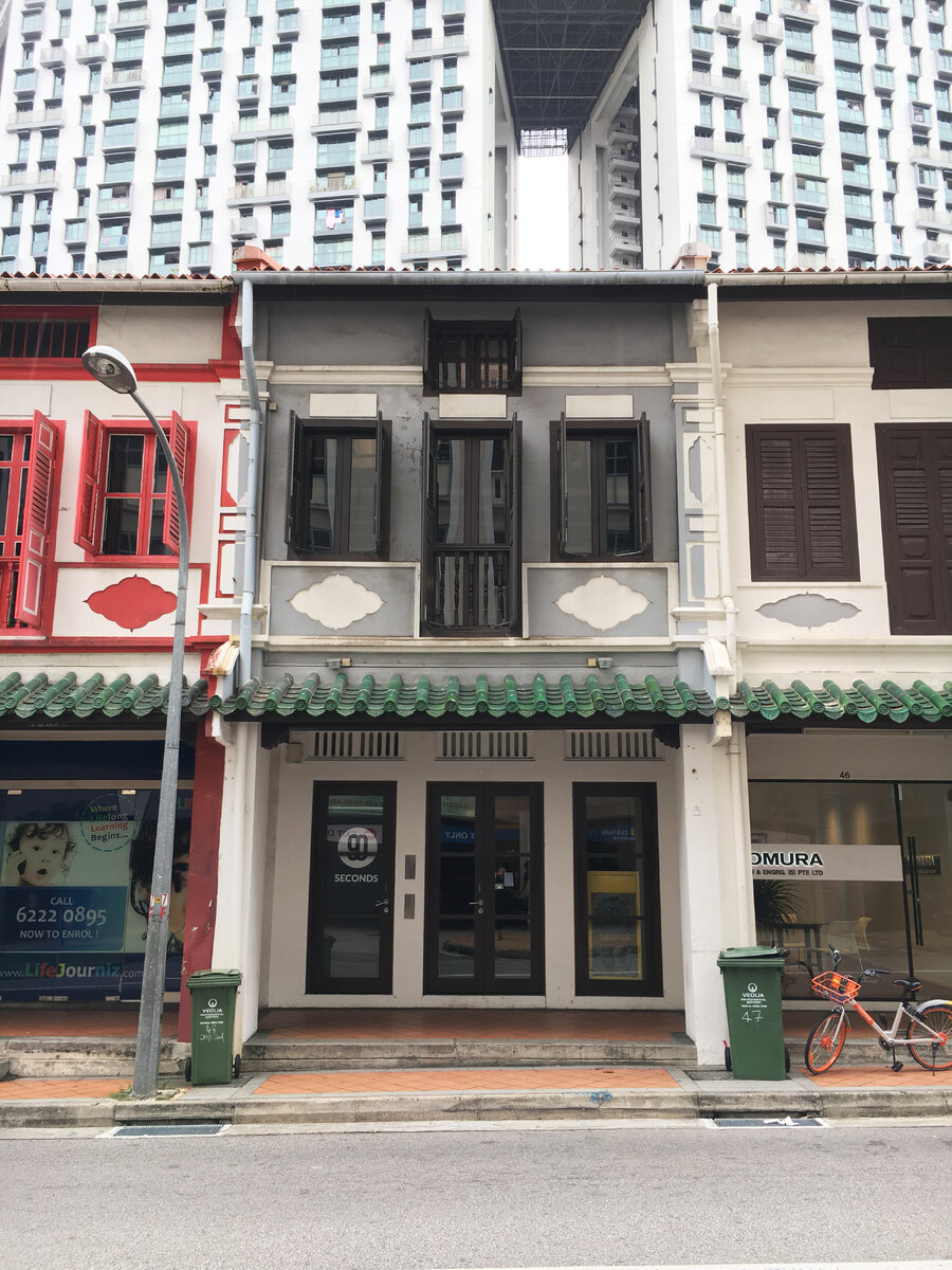 Шопхаусы стоят вплотную друг к другу. У каждого — свой отдельный хозяин.