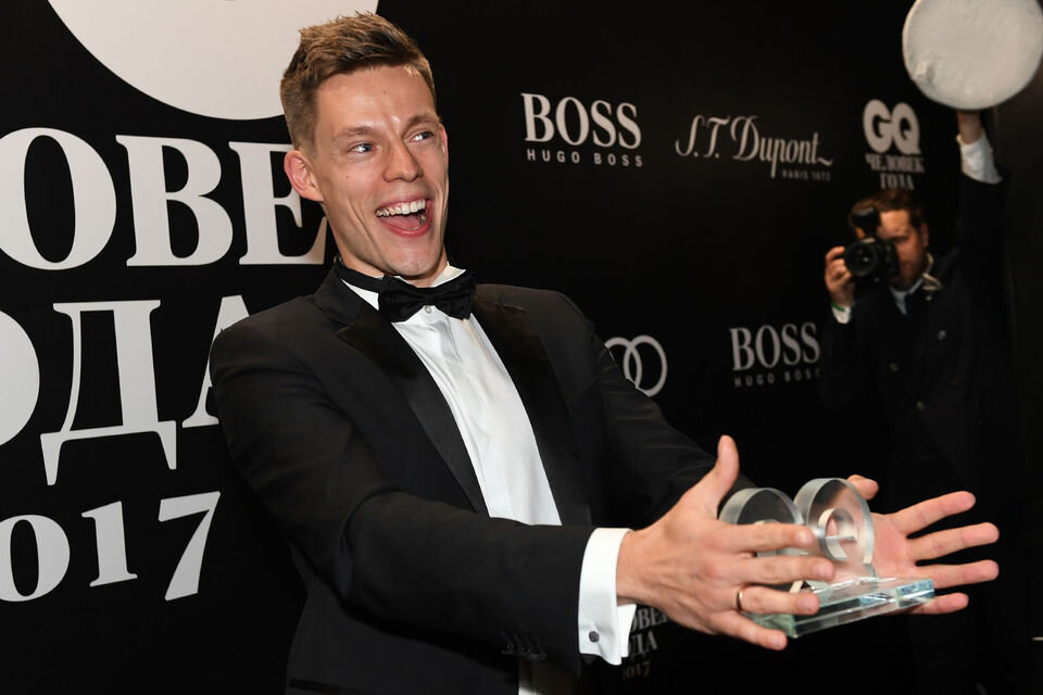Юрий Дудь с трофеем от GQ