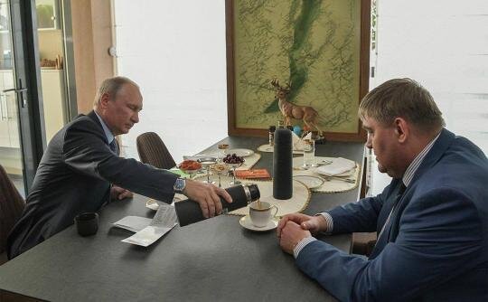 
На фото: президент Путин наливает чай мэру Семенову. Танхой, лето 2017 года.