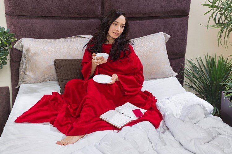 На фото изображен плед с рукавами производства компании Совинон. Купить его Вы сможете на сайте sovinson.ru