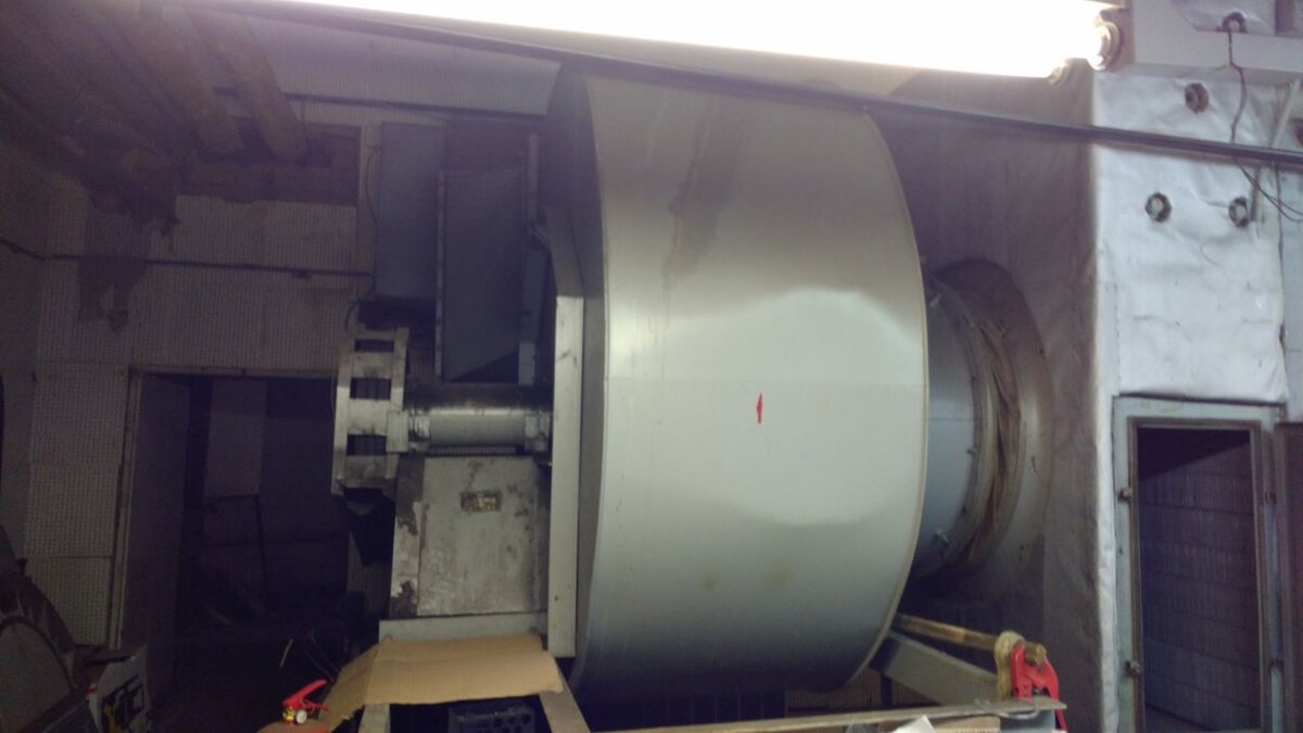 Какая огромная "улитка"! Одна их них нуждается в замене, но это, увы, нереально - придется разобрать стену, иначе никак!