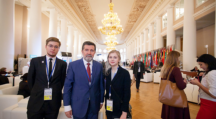 
В 137-й Ассамблее Межпарламентского союза, прошедшей в Санкт-Петербурге, приняли участие представители более чем 150 стран мира. Одним из них стал Славенко Терзич, член делегации из Сербии, Чрезвычайный и Полномочный Посол Республики Сербия в России. Он рассказал нашим журналистам о том, какую роль играют женщины в развитии его страны и как изменилось их положение за последнее время.