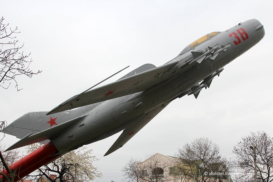 Памятник самолету МиГ-19ПМ в Бельбеке