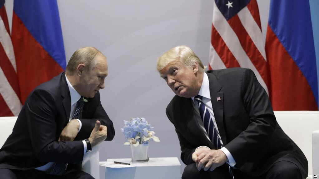 

Между президентами РФ и США Владимиром Путиным и Дональдом Трампом могли бы сложиться хорошие отношения, если бы не внутренняя атмосфера в США по отношению к нашей стране. Об этом заявил пресс-секретарь российского лидера Дмитрий Песков в интервью в программе «Действующие лица с Наилей Аскер-заде» на телеканале «Россия1». 
«Более того, мы в этом уверены, потому что, конечно, скажем так, мы вряд ли имеем с вами право давать оценку тому, что происходит в США, во внутриполитическом плане, несмотря на обвинения, которые звучат в адрес нашей страны, но, тем не менее, очевидно, что внутренняя обстановка, скажем так, весьма неблагоприятна в отношении нашей страны», — сказал Песков. «Перспективы есть, и насколько я могу сказать, и контакт достаточно доброжелательный у них», — подчеркнул он.

Представитель Кремля отметил, что Россия и США обладают потенциалом для того, чтобы вывести из пике нынешние отношения. «Надо признать, что все-таки в наиболее острых ситуациях контакты осуществляются. Там, в сирийских делах, по линии военных контакты в наиболее чувствительных вопросах имели и имеют место. Все мы знаем о контактах по линии спецслужб, это говорит о том, что потенциал-то есть, и он очень богатый, просто нужно вывести весь комплекс двусторонних отношений из пике, в которое он вошел и пока никак не выходит», — сказал Песков.

Также пресс-секретарь российского лидера сообщил, что президент России Владимир Путин и его украинский коллега Петр Порошенко продолжают поддерживать контакты. «Такие встречи имеют место, мы о них не сообщаем», — подтвердил Песков. По его словам, в графике главы государства много мероприятий, о которых прессу не информируют. «Это обычная практика. И когда вы видите насыщенный трудовой день президента, который состоит из десятка разных встреч, пресс-конференций, заявлений, переговоров и так далее, это вовсе не означает, что этим рабочий день президента и ограничивается. Он гораздо более насыщенный и содержательный, чем это можно увидеть по телевизору», — сказал Песков.

Пресс-секретарь президента считает Владимира Путина самым знающим и талантливым лидером в мире. Он сожалеет, что сейчас мало суверенных глав государств, с которыми Путин может вести диалог. «Путин — это самый опытный, самый знающий, самый талантливый мировой лидер. И самый ответственный в том плане, что он отвечает за свои слова. Мало кто в мире может с ним сравниться», — заявил Песков. По его мнению, «если раньше были гораздо более суверенные лидеры, лидеры, которые, скажем так, больше подходили Путину в плане свободы действий, в плане решимости, в плане профессионализма, то, конечно, и договариваться с ними Путину было легче». «Сейчас, наверное, можно сказать, что таких лидеров стало меньше», — признал представитель Кремля. Однако он отказался уточнить, кого из глав государств имеет в виду.

Читайте также: Песков рассказал, что больше всего не любит Путин https://zen.yandex.ru/media/id/5a645af9482677d5af745069/peskov-rasskazal-chto-bolshe-vsego-ne-liubit-putin-5a64cfeaa815f1c726fc2050


Древние китайцы, отметил Песков, сравнивали жизнь во время перемен со страшным проклятием. «К сожалению, мы с вами живем во время перемен, и во время смены координат всей системы международных отношений, международных торговых отношений, и в системе международного права. После того, как неоднократно международное право было попрано различными странами, в том числе и Соединенными Штатами Америки, естественно, происходят такие тектонические сдвиги», — сказал Песков.