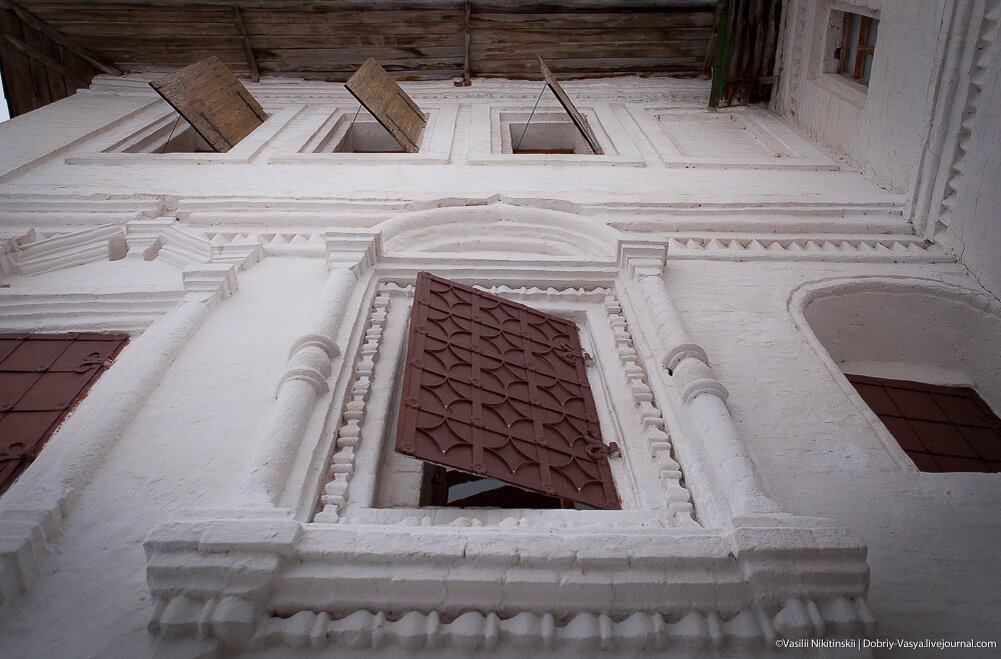 Первым нас встречает уникальное здание - памятник гражданского зодчества ещё допетровской Руси - Дом Ершова.
Этот красавец был построен в конце 17 века на средства одного из ста богатейших купцов страны.
Сейчас здесь располагаются экспозиции Гороховецкого историко-архитектурного музея.


