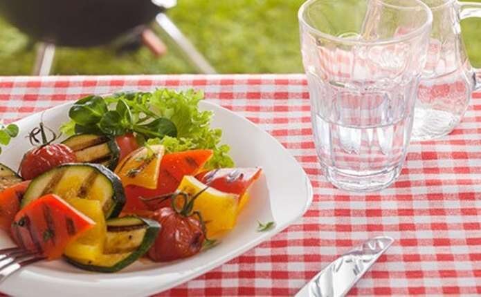 стакан воды. стакан воды и еда. зож питание и вода. после еды. питание и питье.