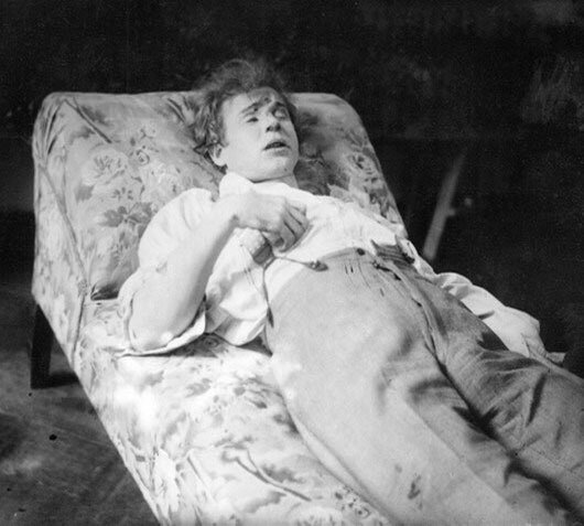 Вынутое из петли тело Сергея Александровича Есенина