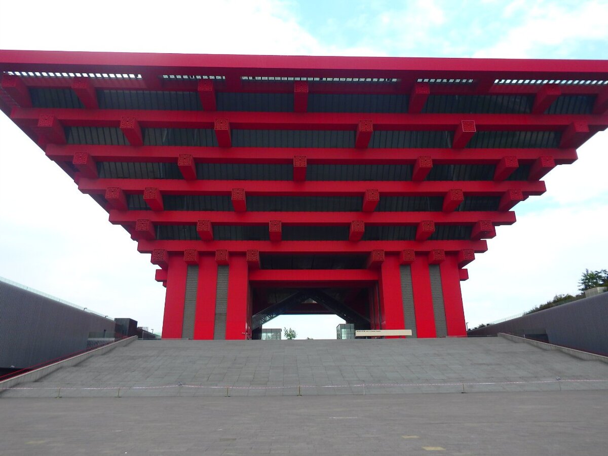  China Art Museum - это не просто музей китайского современного искусства, но и бывший павильон с Экспо-2010. Коллекция в музее собрана обширная, по большей части, современный китайский реализм, но есть и довольно необычные работы. Вход в музей бесплатный.
По громкоговорителю постоянно повторяют, что фотографировать в музее запрещено,также висят запрещающие знаки, но все дружно фотографируют, сотрудники на это внимания не обращают.

