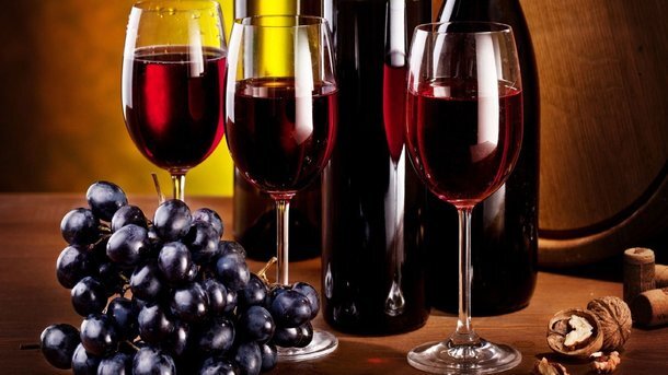  Красное вино может сопровождать роскошный ужин или скрасить унылый вечер после тяжелого дня.