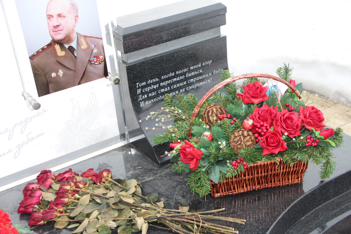 Памятник сыну разина на троекуровском кладбище фото