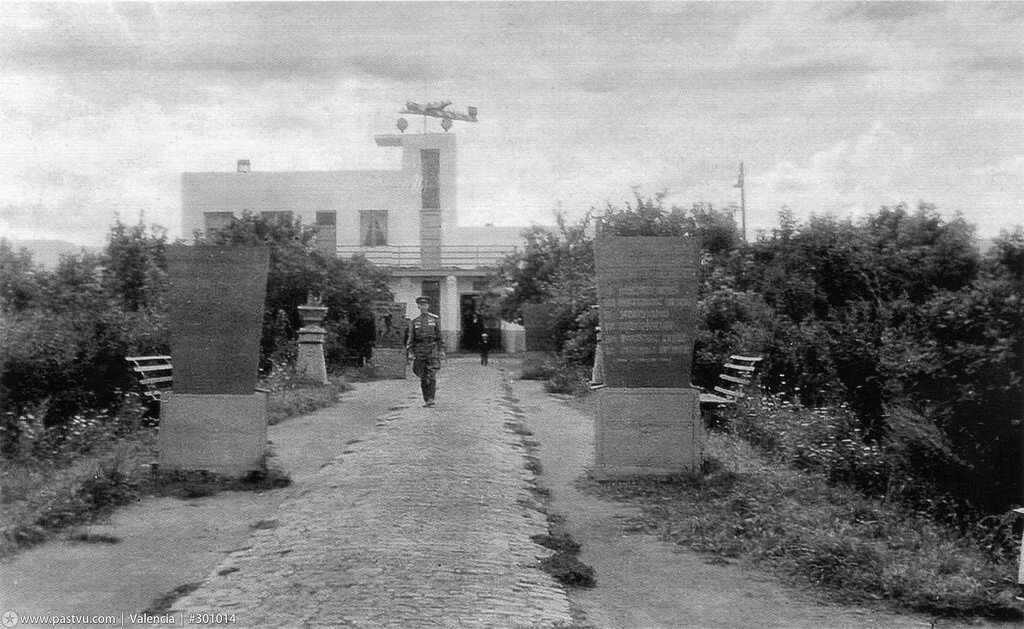  На паству увидел ранее не публиковавшиеся фото с аэровокзала, не далеко от Аэропорта местных линий и на выходных решил съездить к нему и сделать пару современных фото. Ну и по ходу я обращусь к посту mib55. Кстати мимо этого здания, как и мимо аэропорта МВЛ, проезжают все пассажиры, следующие на автобусном маршруте № 60 в современный аэропорт или из него в город, а фактически проезжают мимо всех четырех терминалов.

