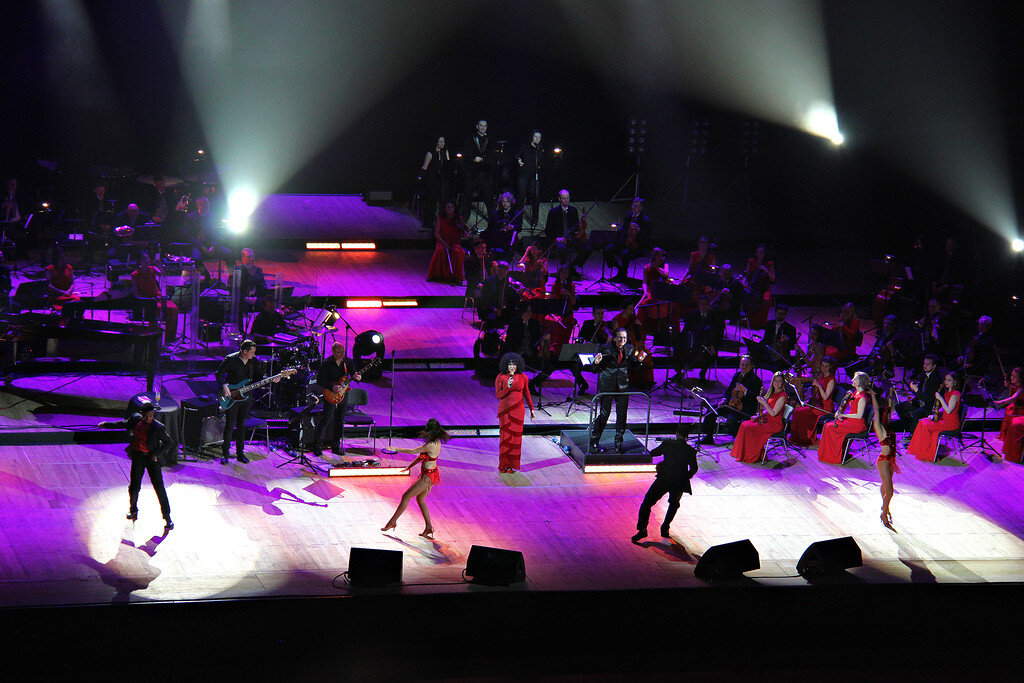 Подтанцовка  так же хороша. Их не много, но как же чудесно передают эмоции! А какое  танго! Какое было шикарное под песню Уитни Хьюстон в исполнении Белинды  Дэвис.
 