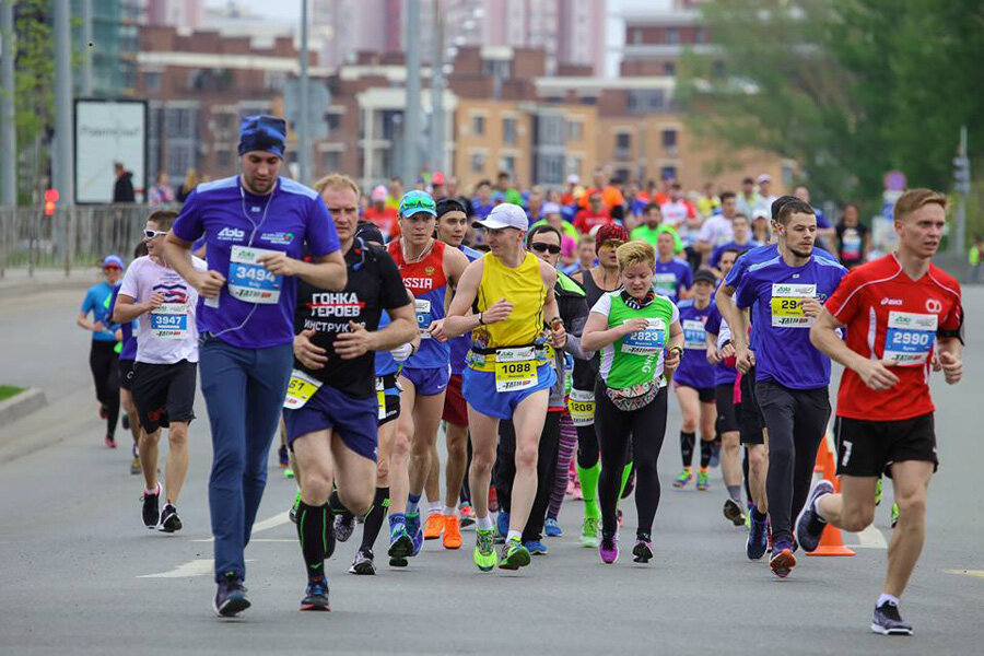 Бег раевича новосибирск. Спортсмен бежит. В беге трусцой главное. Спортивные люди. Спортивный мужчина бежит.