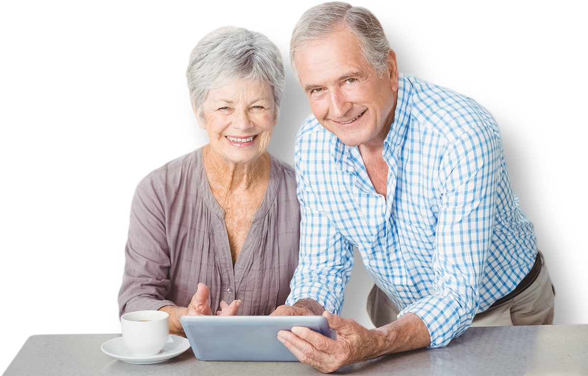 Пенсионеры. Счастливые пенсионеры. Бабушка и дедушка. Пожилые люди на белом фоне.