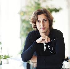 Например, Максим Галкин родился 18.06.1976 г. Складываем цифры: 1+8+6+1+9+7+6=9+6+23=38, приводим к одной цифре: 3+8=11=1+1=2.