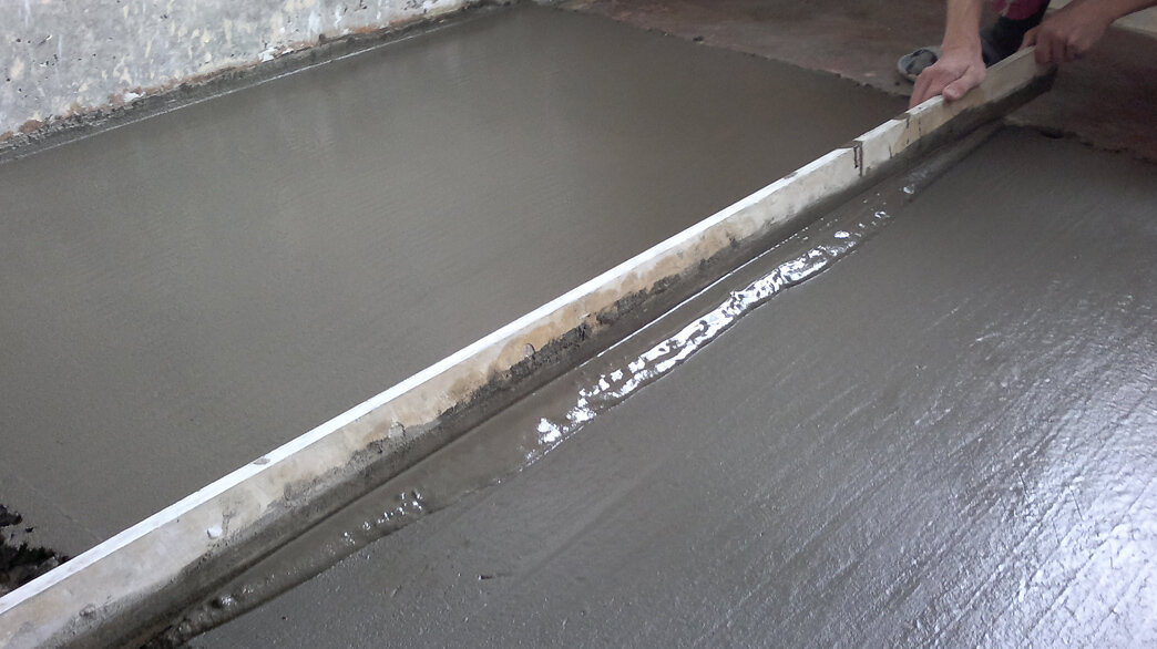 Протягиваем стяжку алюминиевым правилом 