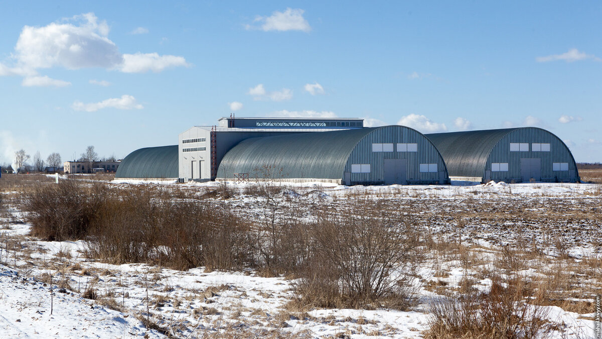 2. В соседней деревне обнаружился прожект нашего предыдущего губернатора — картофелехранилище. Построено в 2015 году. Выглядит брошено.