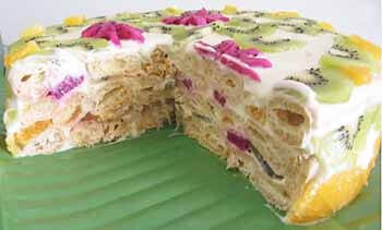 Вы еще не пробовали экзотический вариант заварного торта? Тогда обязательно приготовьте «Дамские пальчики» с заварным кремом из апельсина. Интересный десерт: основа из теста в форме пальчиков, очень похожих на знакомые всем эклеры, заварной крем со сливками, апельсиновым соком и цедрой, прослойки из фруктов. Ну как тут устоять? Настоящий летний десерт придется кстати в летний зной и станет настоящим украшением зимнего стола. Такое лакомство гости и домочадцы оценят в любое время года. Время приготовления – 2,5 часа и 2–3 часа в холоде. Десерт относится к заварному типу выпечки.