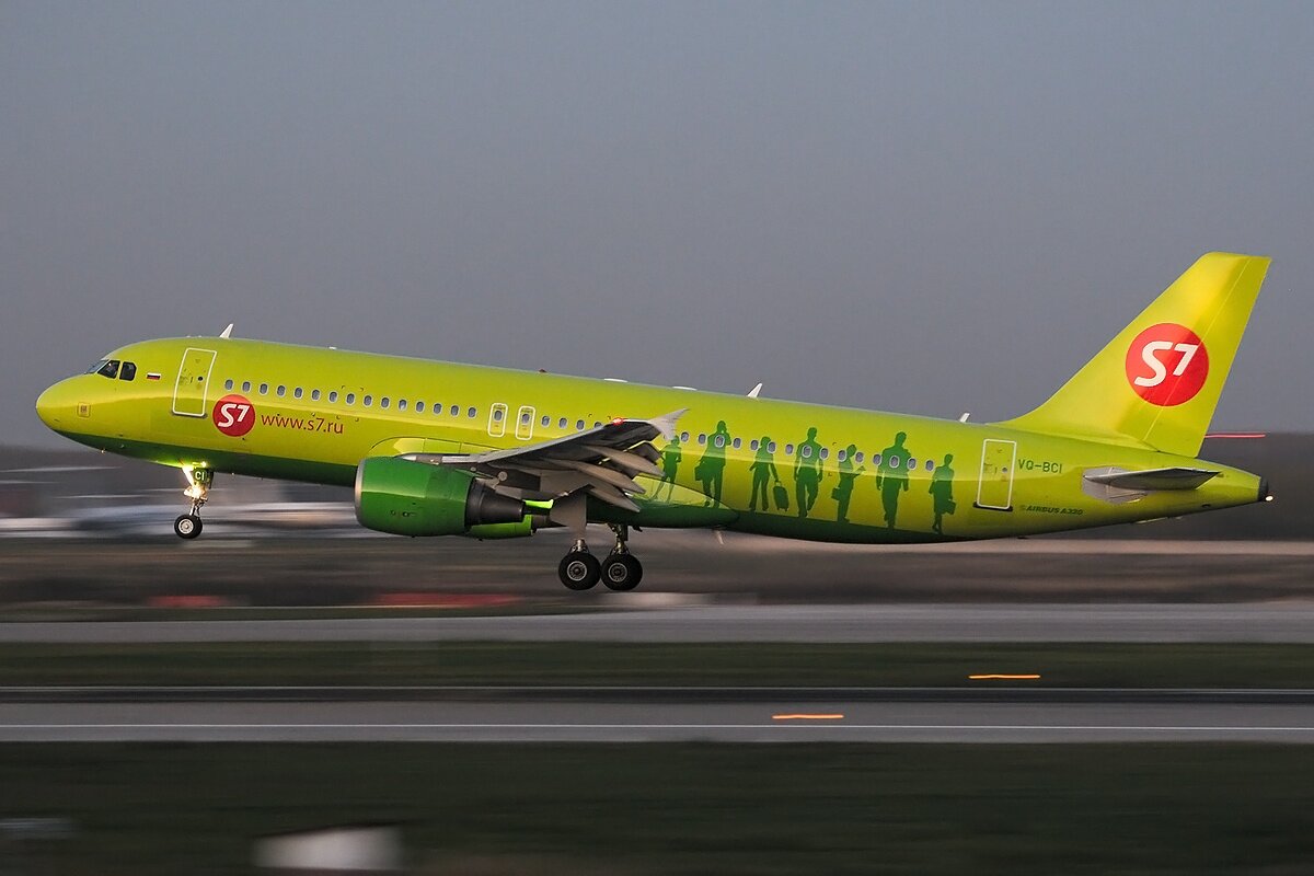 Аэробус а320 s7. Авиакомпания Сибирь s7 Airlines. Airbus a320-214. Airbus a320 s7 Домодедово.