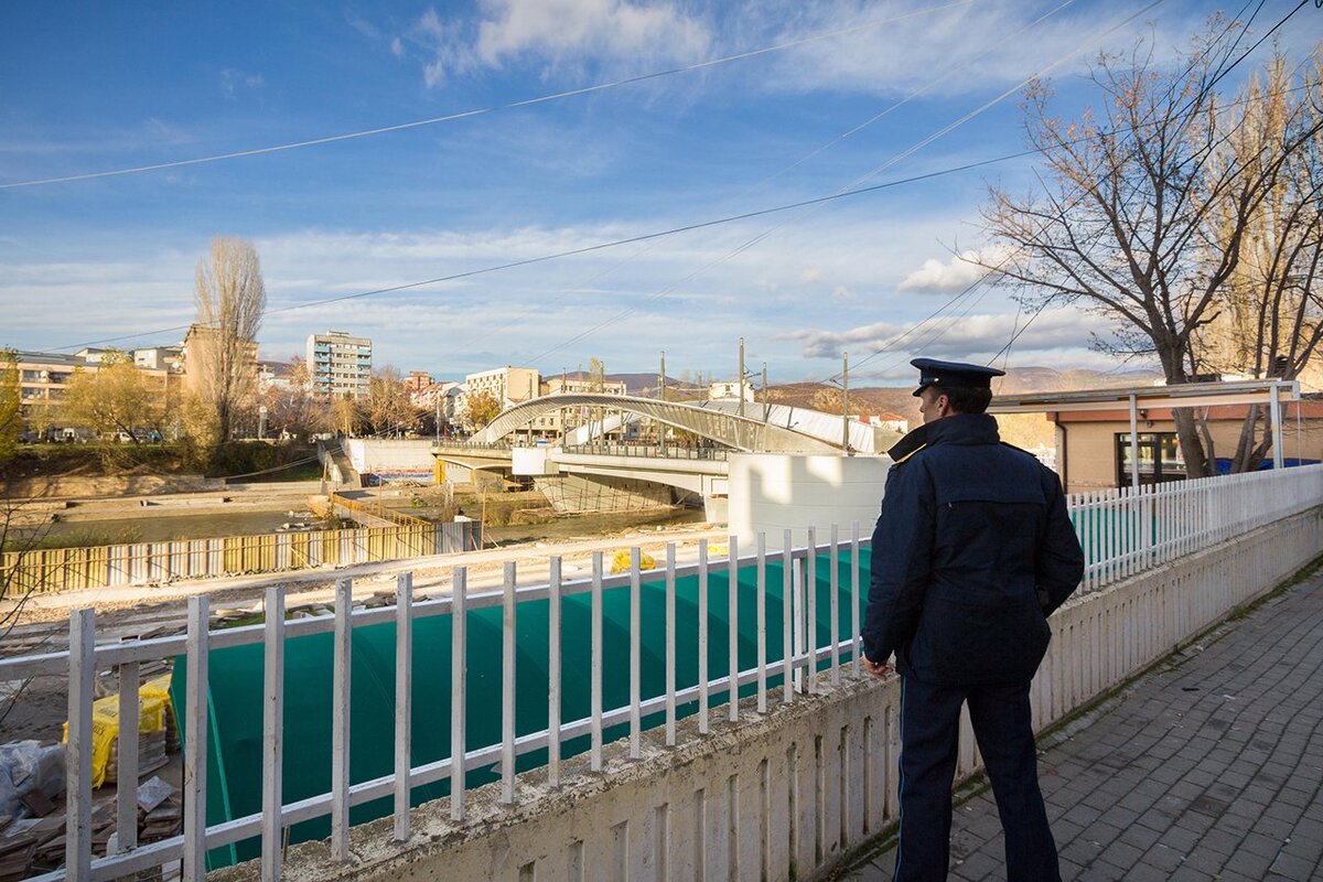 Косовский полицейский у моста через Ибар в Митровице, 13 ноября 2016 года