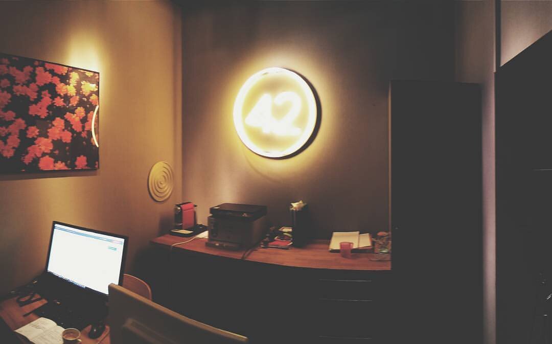 Точнее, это был классный коворкинг, в котором мы арендовали два места на месяц. Одно место для меня, второе — для моего будущего сотрудника. Начались собеседования. Помню, их было около 10, не много.