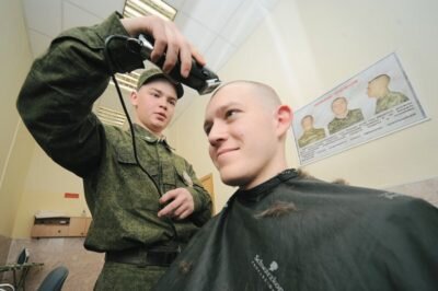 Когда ты только приедешь в часть со своей шевелюрой, сразу привлечёшь негативное внимание со стороны начальства. Со мной в команде из СПб прибыло 4 таких человека. Над ними публично смеялись минут 10. Оно тебе надо? 200 рублей жалко? Репутацию потом долго будешь восстанавливать.